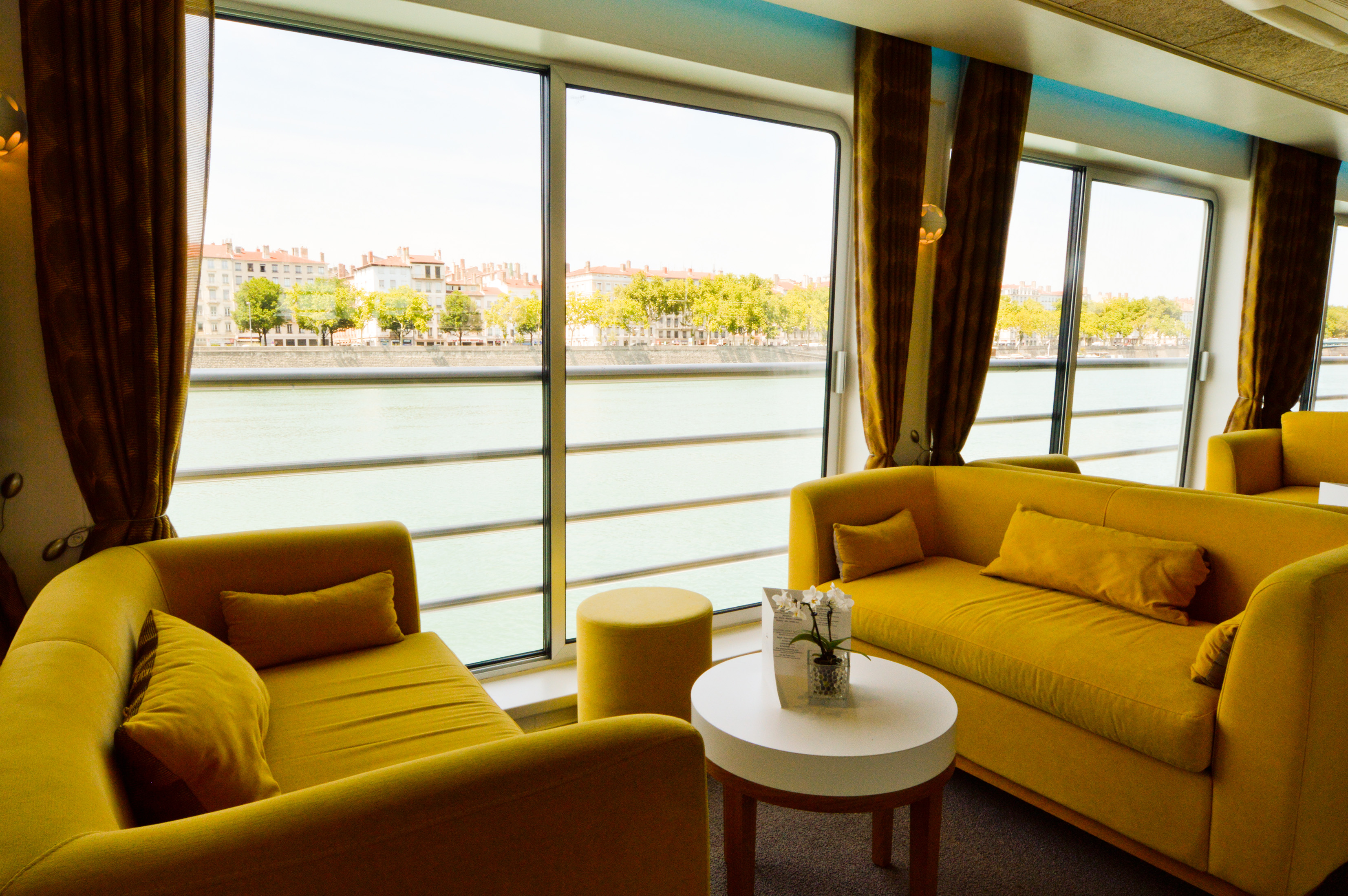 CroisiEurope MS Camargue Lounge Bar 6.jpg